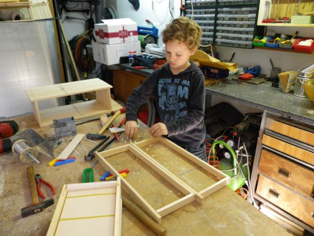 Nachwuchsimker beim Rähmchenbau